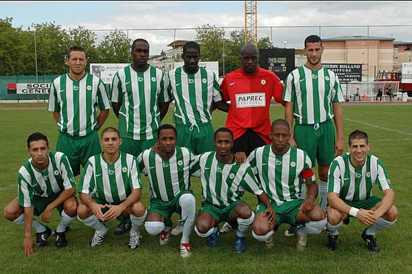 Le onze de dpart, lors du match aller, au mois de septembre.<br>Debout : Fabiano, Nseke, Kanout, Diakit, Nemir.<br>Accroupis : Aklouche, Yosri, A. Ali et C. Ali, Fardin, Cavaleiro