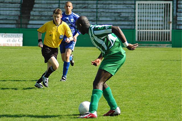 William Royer, arbitre lors de Red Star  Versailles (6-0), le 3 avril 2005. Ballon aux pieds, Bourama Ouattara