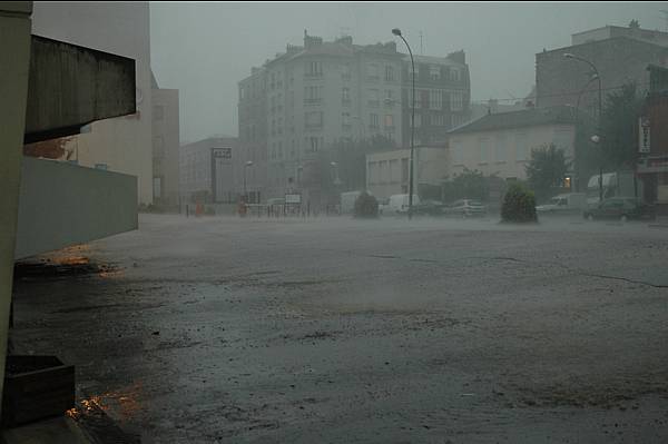 Raining in Saint-Ouen