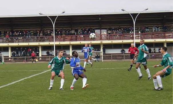 Villemomble � Red Star (1-1), 29 f�vrier 2004, en DH, Nabile Yessad � la lutte avec un joueur de Villemomble