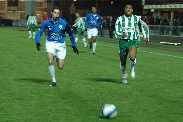 Elys�e MBanza � la lutte avec un d�fenseur de Villemomble