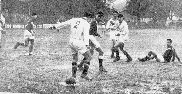 Cette photo montre bien qu�il �tait impossible de jouer au football � Al�s, le 1er novembre. Le ballon, que l�arri�re audonien Prunelle (2) a loup� et qui s�enfonce dans l�eau, a �t� exp�di� par Bacconier (� terre), qui suit avec attention l�action au m�me titre que Le Boedec, Dumareix, Delcet, Pelazzo, M�Jid