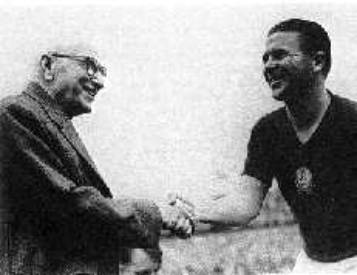 Avant la finale de la Coupe du Monde 1954, Jules Rimet, pr�sident de la FIFA, salue Ferenc Puskas