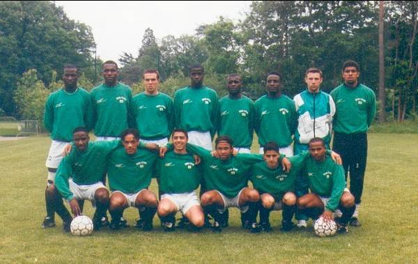 Debout, deuxi�me en partant de la gauche, Camille Oponga, avec les 17 ans du Red Star, lors d�un 8�me de finale du Championnat de France, � Clairefontaine,en 1995, aujourd�hui Camille est l�une des pi�ces ma�tresses de Pacy-sur-Eure