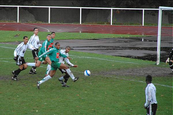 Elys�e M�Banza son tir sera d�tourn� par le portier d�Ezanville