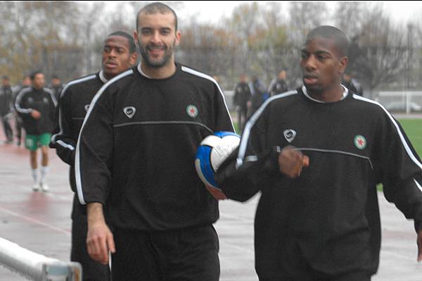 Apr�s l��chauffement, Bilal Hammami, en compagnie d�Elys�e MBanza et Badougou Sambague