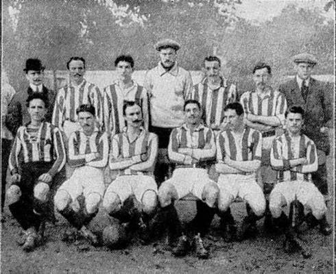 Eugne Mas et J. Verbrugge sous le maillot du Red Star en 1910<br>
Debout : Perrin, Gamblin, Woolley, Gindrat, Nicola<br>
Accroupis : De Salengee, Denis, Du Rhart, Mas, Schmid, Verbrugge