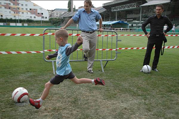 Le plus jeune participant � d�j� beaucoup de style. Pour prot�ger la pelouse, des barri�res ceinturaient le terrain � les joueurs de CFA vont pouvoir commencer leur entra�nement sur une pelouse qui n�a jamais �t� aussi belle depuis des ann�es.