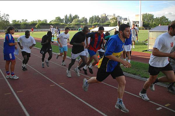 Au premier plan, Khamel Bengougam