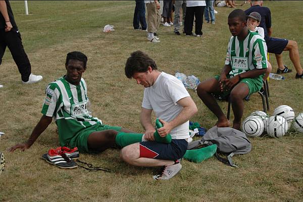 Quelques soins pour Kaba Diomande, ici en compagnie de Laurent Limousi, acuponcteur derri�re, Christophe Hagui