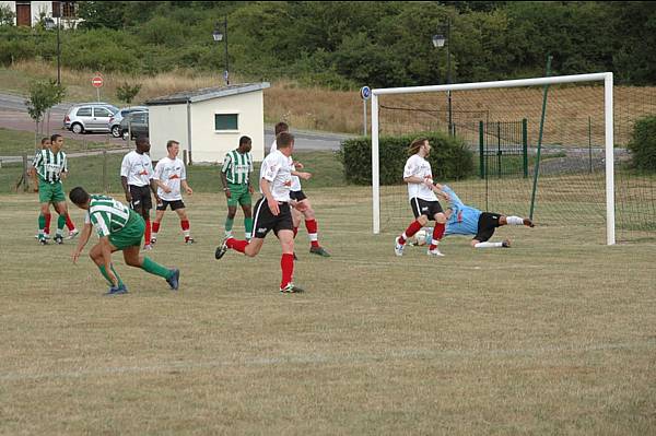 Premier but de la saison, l��uvre de Khaled Kemas (de dos sur la photo)