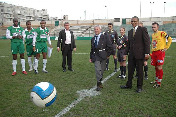 Yves Rimet, petit fils de Jules Rimet donne le coup d'envoi de Red Star - Vitr�