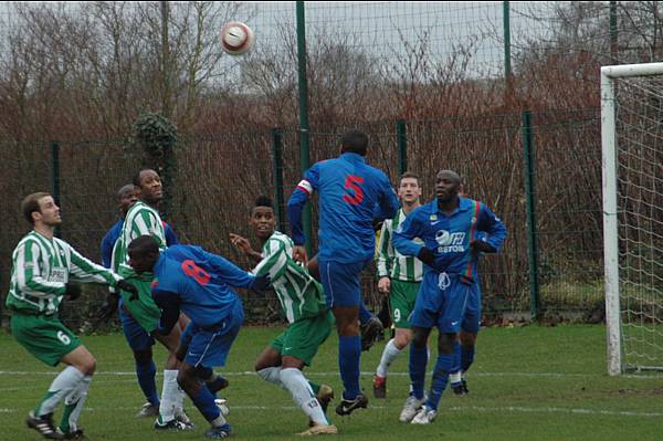 Peu d�espace dans la surface de r�paration de Cr�teil pour Renaud Miherre, Eug�ne Kangulungu, Bedi Buval et Gr�gory Lefort, en d�but de match