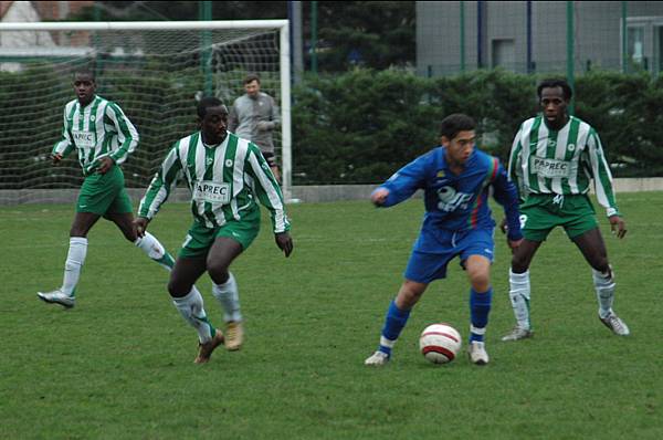 Abdoulaye Diawara, Moussa Ouattara, Florent Moulin et Reevis N�Simba surveillent l�attaquant cristolien 