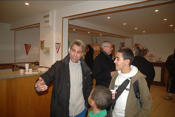 Rachid, ici en compagnie d�un jeune stagiaire de la Radio Campus Paris fr�quence 93,9 qui r�alisait un reportage audio sur le Red Star. Diffusion, samedi 10 f�vrier entre 18 et 19 h