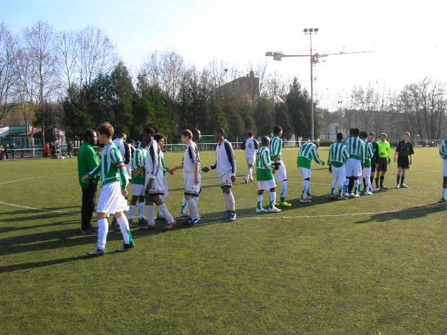 Les �quipes se saluent avant la rencontre