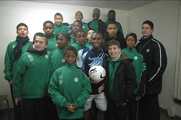 Apr�s le match, Vincent Doukantie est venu poser avec les jeunes du Red Star ainsi que Iya Traor�, sp�cialiste du � Soccer Freestyle �