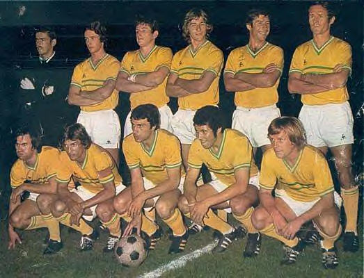 Georges Eo, sous le maillot du FC Nantes en 1971-1972, en compagnie d�un autre<br>joueur qui a port� le maillot du Red Star, Michel Fouch�<br>Debout : Fouch�, Le Bourgeois, Gardon, Rio, De Mich�le, Maas<br>Accroupis : Blanchet, Michel, Marcos, Eo, Pech - &copy; Miroir du Football