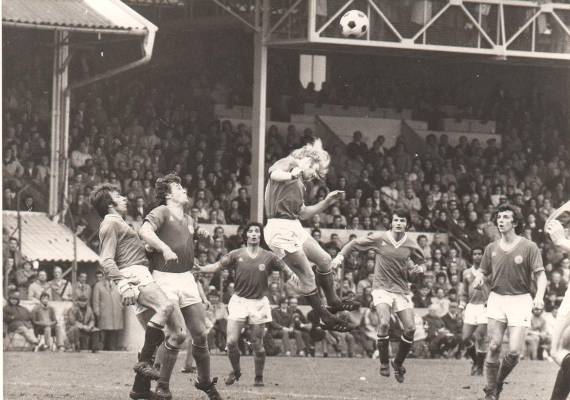 Foule � Bauer, en 71-72, le Red Star re�oit le Paris SG, premi�re version, en D 1, nous sommes le 26 mars 1972, trente-cinq ans d�j� ! les deux clubs se quittent sur le score de 0-0