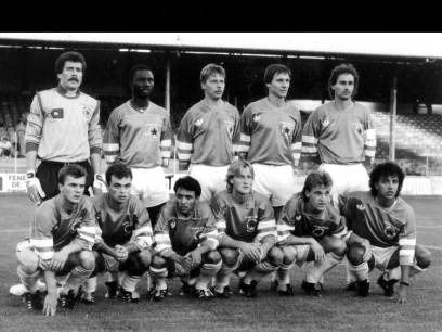 Benjamin Cl�ment (4�me accroupis), ici � la t�te de l�attaque du Red Star, � la fin des ann�es 80 sera pr�sent, tout comme Souleymane Yalli (2�me debout)
