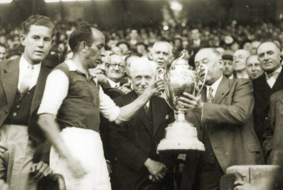 Jules Rimet, au milieu, lors de la remise de la derni�re Coupe de France, 
au Red Star, en 1942