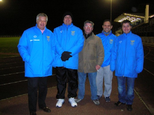 Les dirigeants et �ducateurs de l'AS Poissy, hier soir, �taient ramasseurs de balle.. pour laisser les bambins dormir avant l'�cole du lendemain