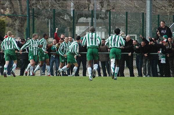 Les joueurs vers les supporters lors du troisi�me but de Gr�gory Lefort