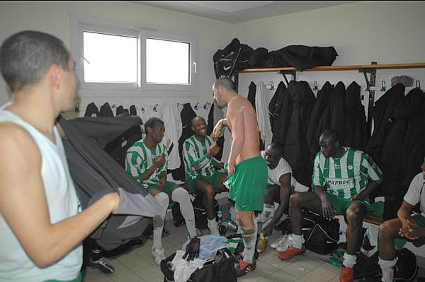 Gr�gory Lefort remercie ses �quipiers au retour au vestiaire