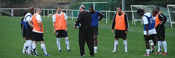 Au match aller, �chauffement sur le terrain annexe de Bois-Guillaume