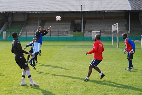 T�te de Micka�l Marquet qui va terminer sa course dans le but � un but qui ne sera pas le dernier de Micka�l sous le maillot du Red Star