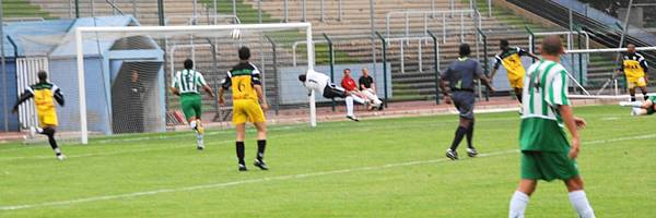 Le ballon termine sa course au fond des filets, second but du Red Star, malgr la dtente du gardien du club de lEssonne