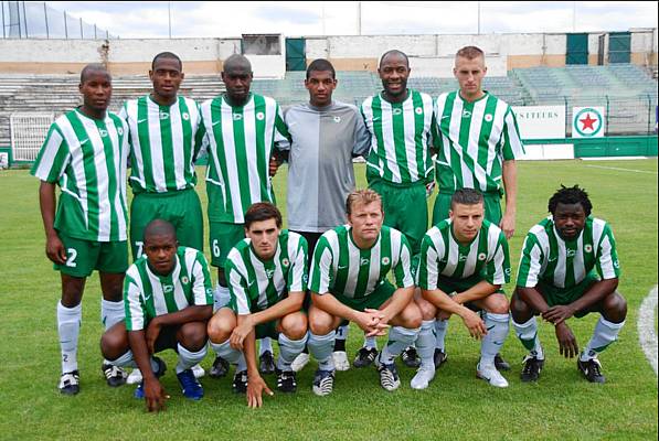 Lquipe qui a dbut, debout : Lacomat, MBanza, Sow, Djidonou, Kangulungu, Lux. Accroupis : Haguy, Pinto, Robert, Negreche, Moukila. Sont entrs : Cavaleiro, Nemir, Ghili, Kanout, Yosri, Marquet