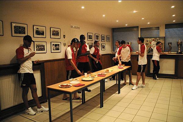 Les joueurs de Montceau  la rception daprs match, dans la salle Jules Rimet