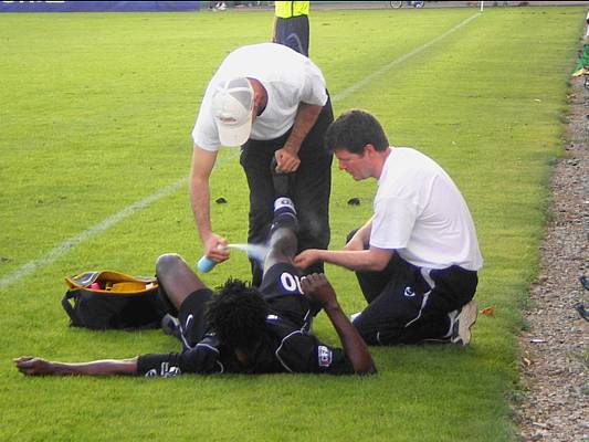 Nol Moukila, touch  la jambe droite se fait soigner par Ahmed et Laurent
 Rmi Saillant