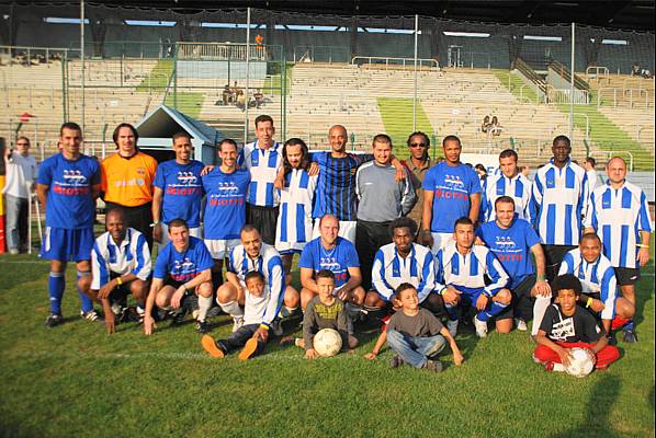 Les deux formations finalistes du Tournoi inter-entreprises : en bleu, lentreprise Miotto, vainqueur et blanc et bleu, les joueurs de la ville de Saint-Ouen