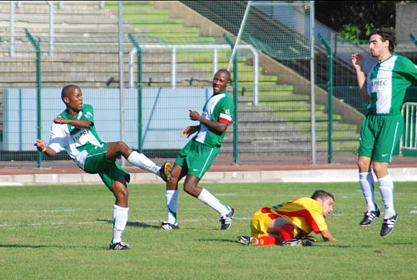 Les deux capitaines cte  cte, Eric Lacomat et Eugne Kangulungu,  droite David Pinto