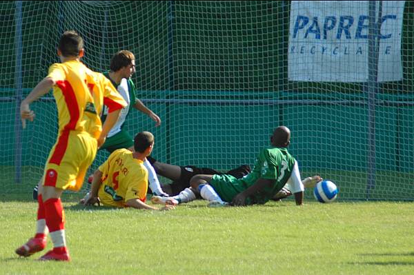 Vigilance  pour ne pas encaisser de but. Sur cette action Yoann Djidonou ne sera pas battu, les regards angoisss de David Pinto et Christophe Haguy