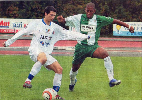 Cédric Faivre auteur du 2e but belfortain, aux prises avec Ludovic Fardin. Photo LE PAYS (Pascal Pigatto)