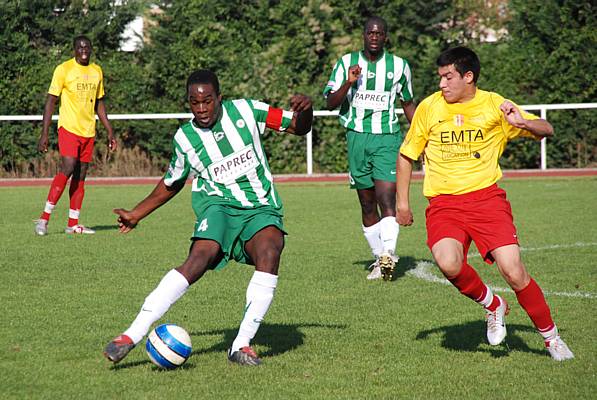 Le capitaine Jos Nseke, au second plan Salle Kanoute