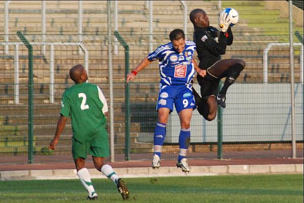 Un des premires interventions de Mohamed Diakite, de dos Eric Lacomat et le buteur de Vesoul, Jos Diego