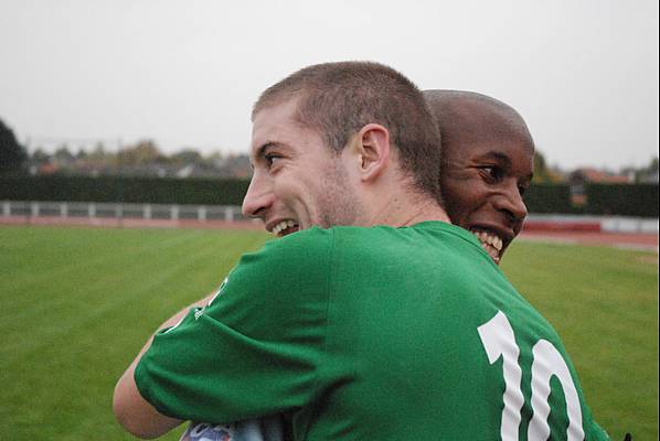 Fin du match, Grgory Lefort et Eric Lacomat tombent dans les bras lun de lautre