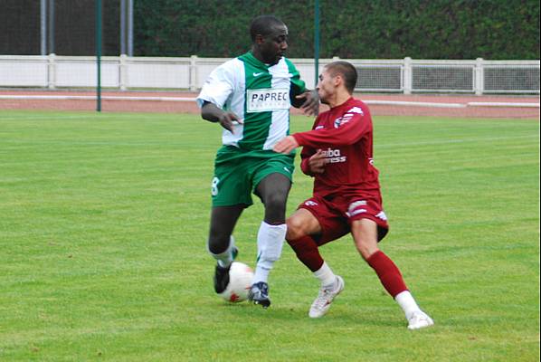 Moussa Ouattara devant un joueur de Metz