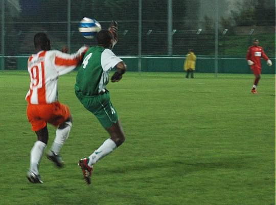 Eugne Kangulungu, lors de Red Star  ACBB,  la lutte avec Messan Folly