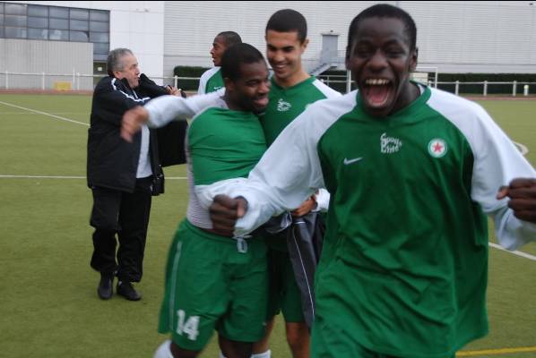 La joie au coup de sifflet final, à l’image de Damba Diawara, Hermane Tchouakue, auteur du second but, Sofiane Mezaoui et Elysée MBanza, à l’arrière plan, en compagnie d’un dirigeant