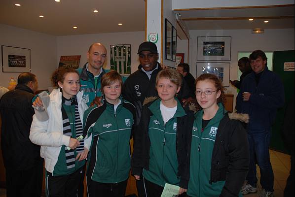 Les jeunes footballeuses dOrmesson avec leur ducateur, Christophe et Jos