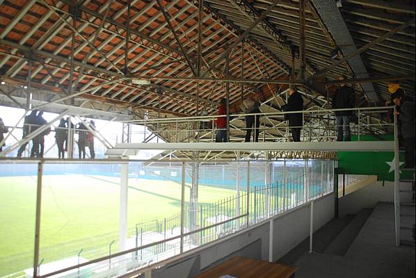 Visite du stade, ici sur la passerelle de la tribune dhonneur