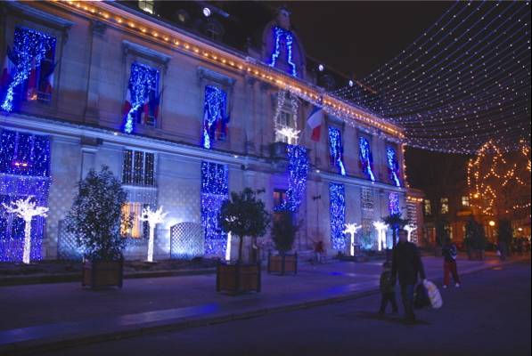 En cette fin danne  les illuminations de la mairie de Saint-Ouen