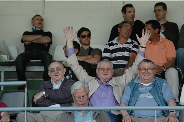 Des V de victoires,  limage de notre ami Jean, entour de Georges et de Henri   entre 180 et 190 ans  eux trois comme supporters du Red Star ! Derrire, David Pinto et son papa. Photo prise, lors de la victoire du Red Star sur Villemomble (1-0), le 14 avril