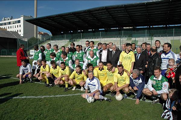 Les Anciens du Red Star, en compagnie des joueurs des Polymuscl�s et de Musifoot