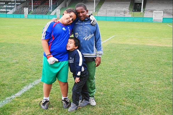 Deux des enfants de Rachid, le gardien du stade Bauer en compagnie dun copain.
